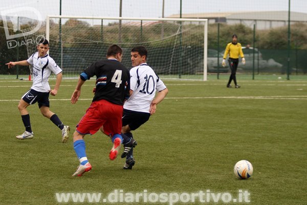 Riccardo Pirisi marcato da Daniele Frau si sposta il pallone verso il centro Riccardo Pirisi marcato da Daniele Frau si sposta il pallone verso il centro